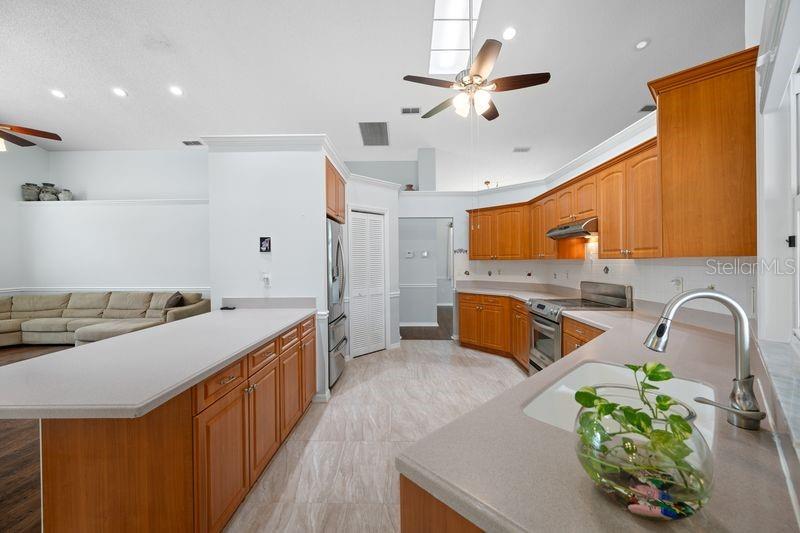 Image 11 of 56 For 5321 Gardens Dr