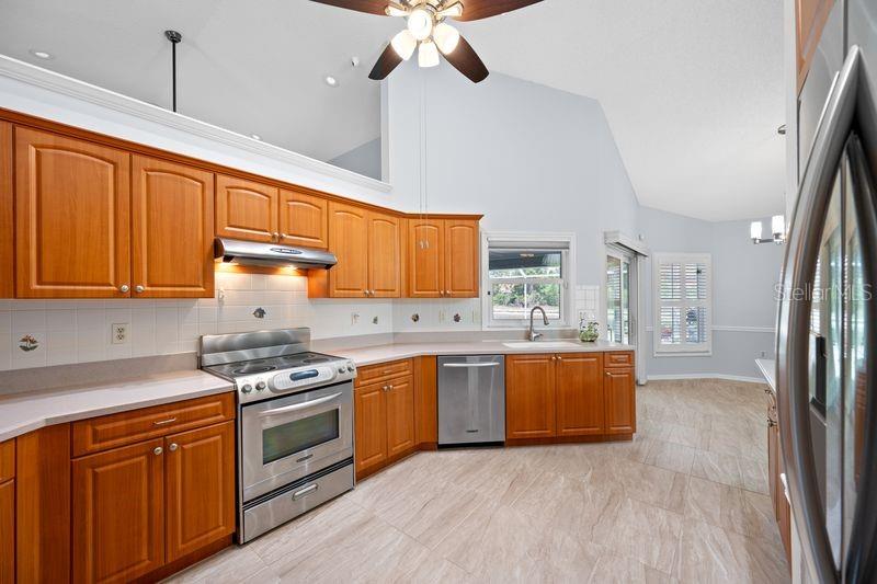 Image 12 of 56 For 5321 Gardens Dr