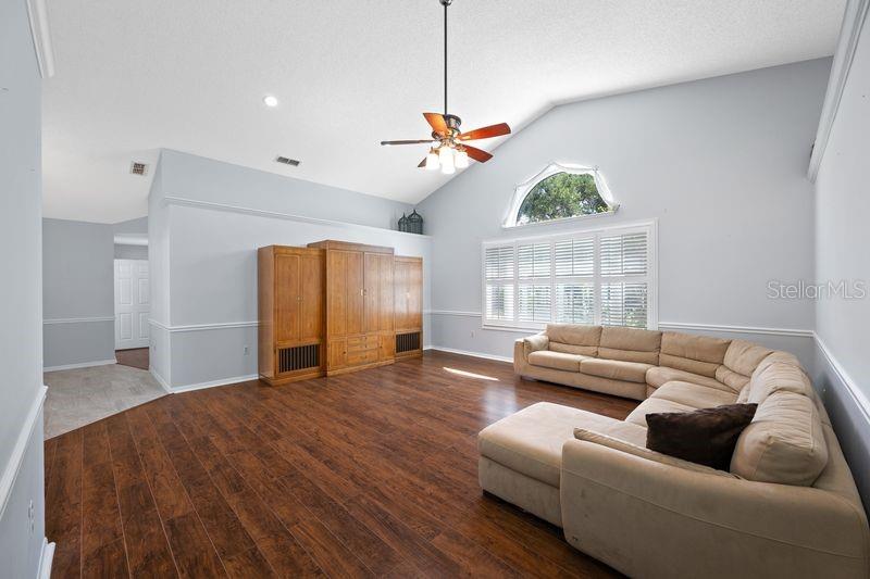 Image 18 of 56 For 5321 Gardens Dr