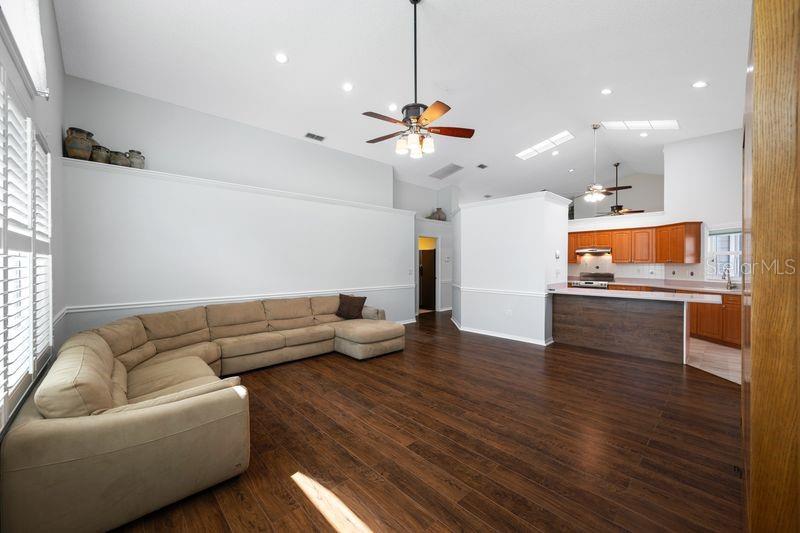 Image 19 of 56 For 5321 Gardens Dr