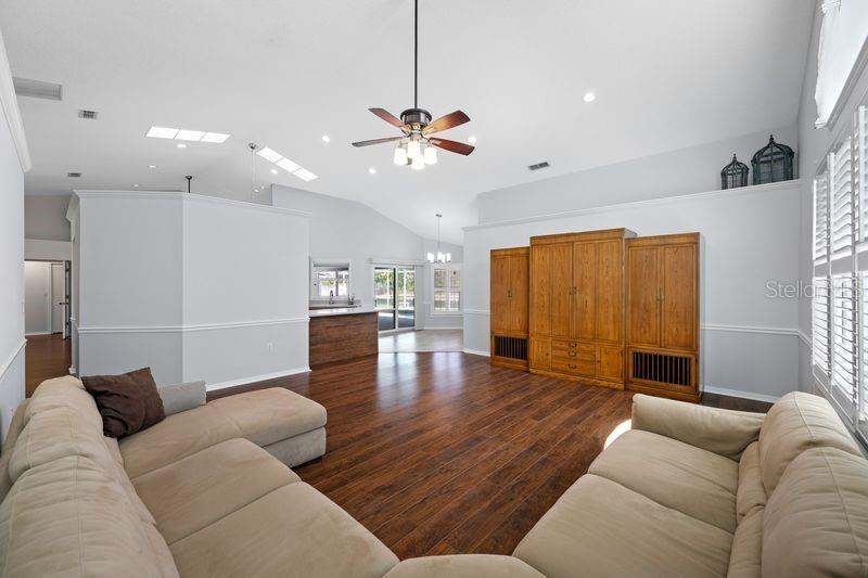 Image 20 of 56 For 5321 Gardens Dr