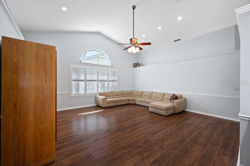 Image 21 of 56 For 5321 Gardens Dr