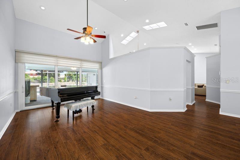 Image 6 of 56 For 5321 Gardens Dr