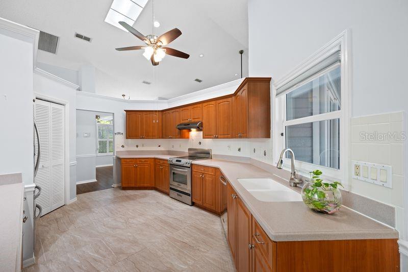 Image 9 of 56 For 5321 Gardens Dr