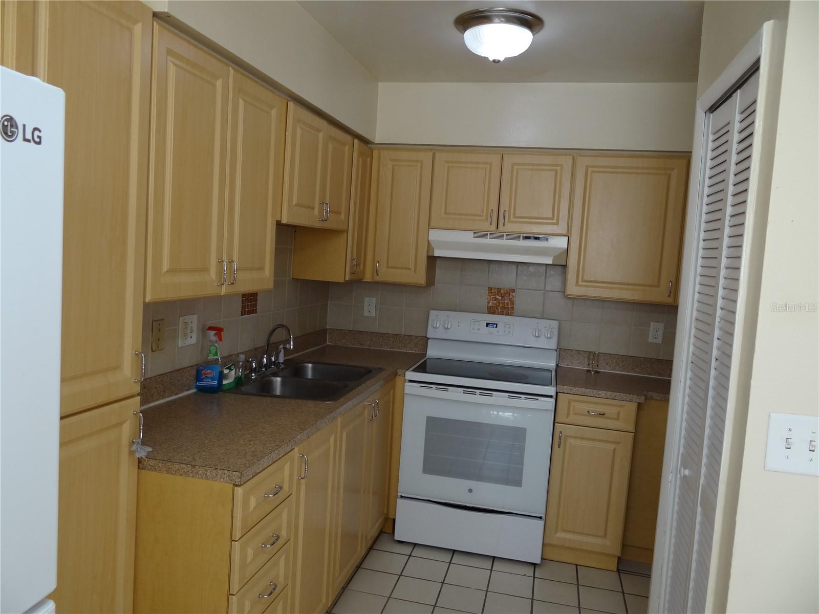 Listing photo id 6 for 2983 62nd Avenue N