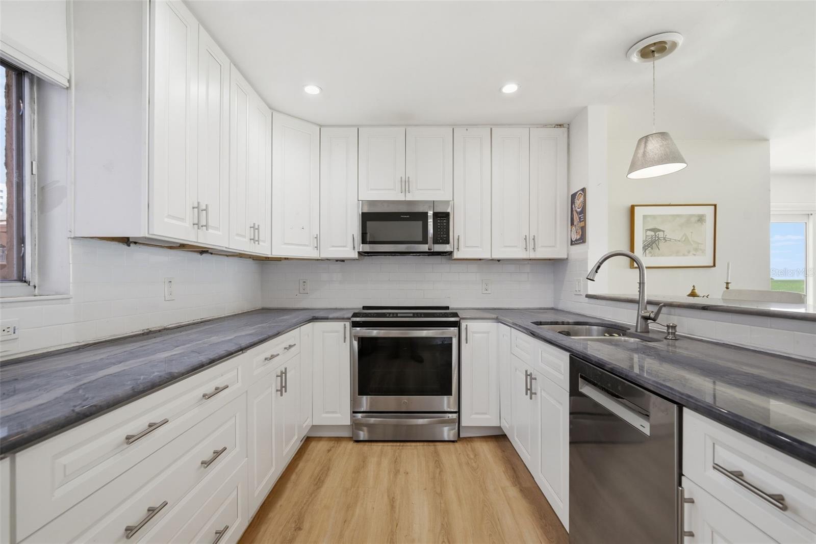 Image 10 of 63 For 7400 Sunshine Skyway Lane S 121