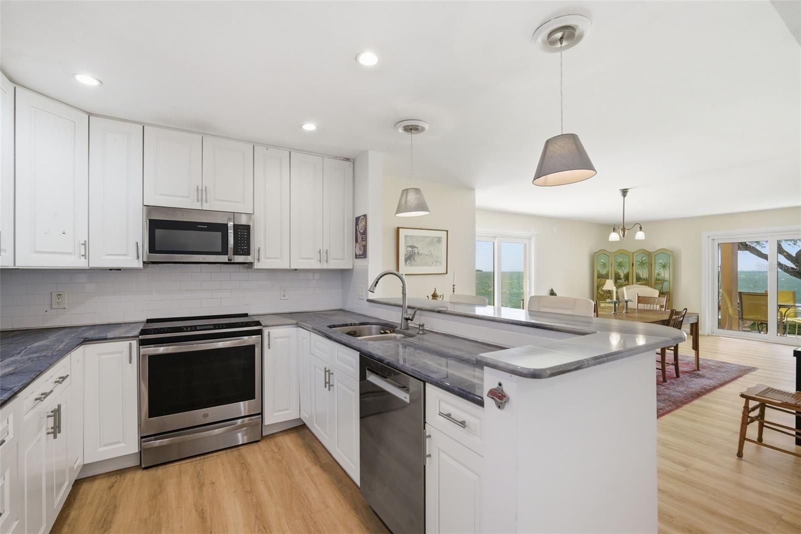 Image 8 of 63 For 7400 Sunshine Skyway Lane S 121