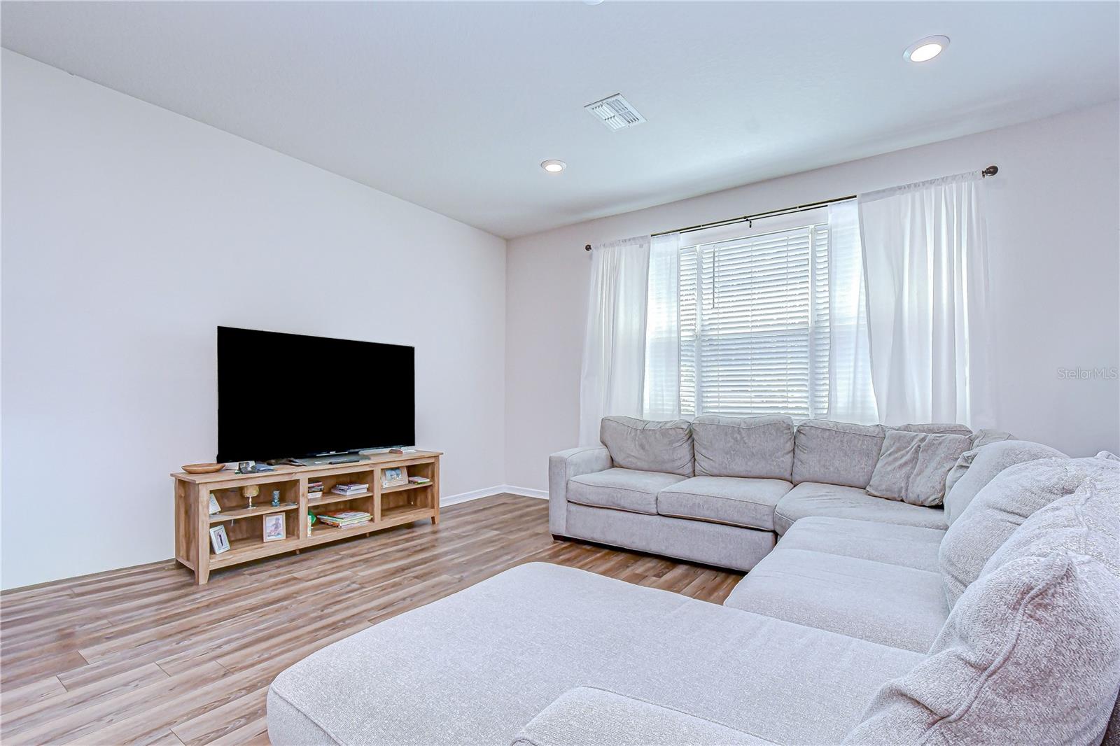 Image 8 of 54 For 20978 Monza Loop