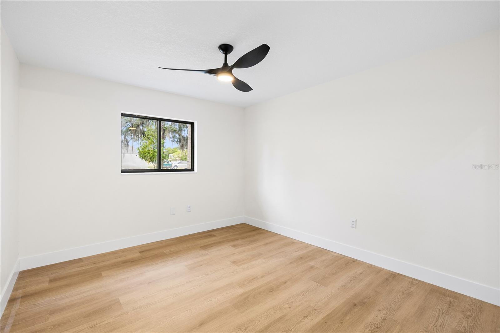 Image 24 of 51 For 13269 Don Loop