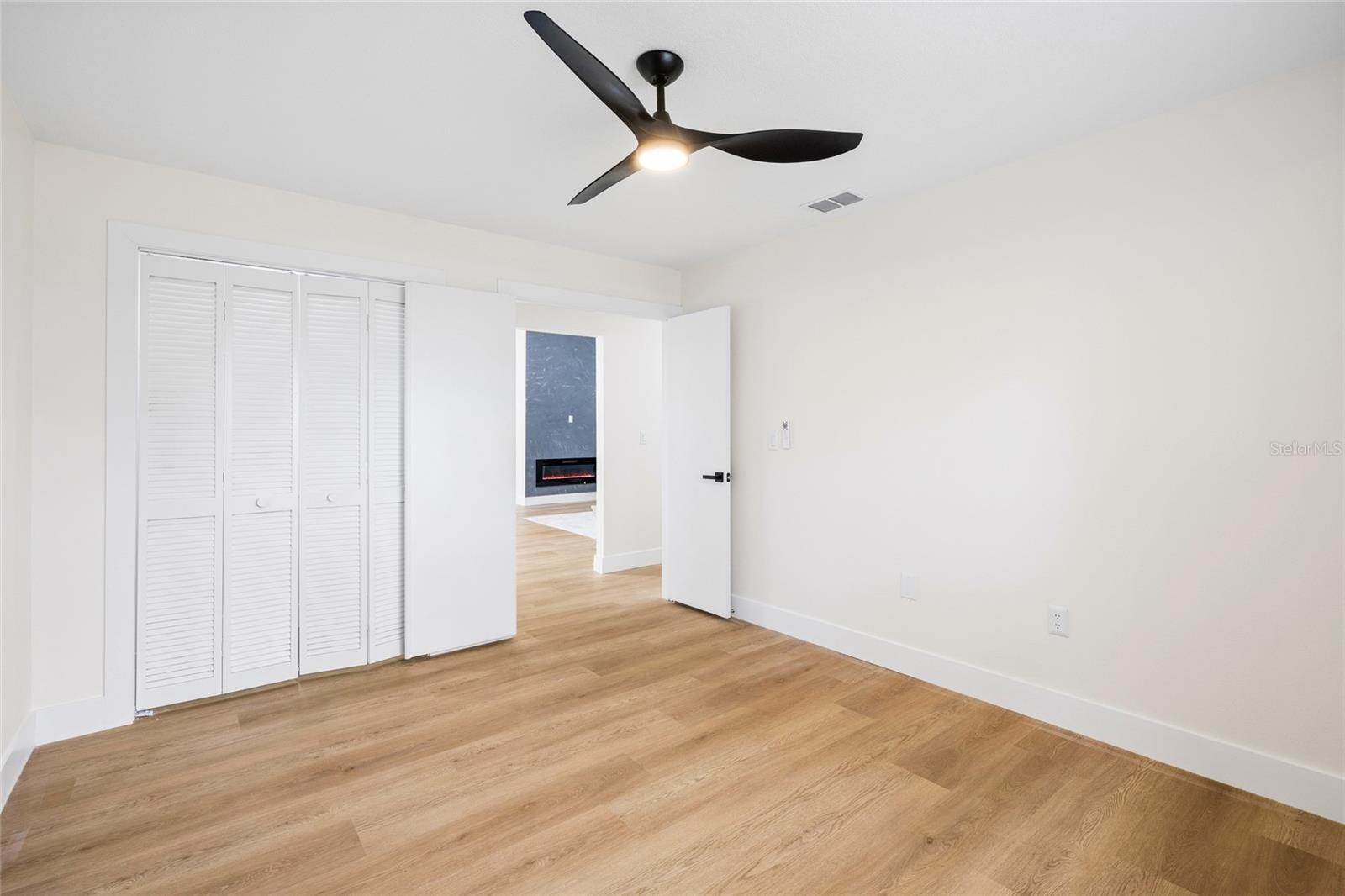 Image 25 of 51 For 13269 Don Loop