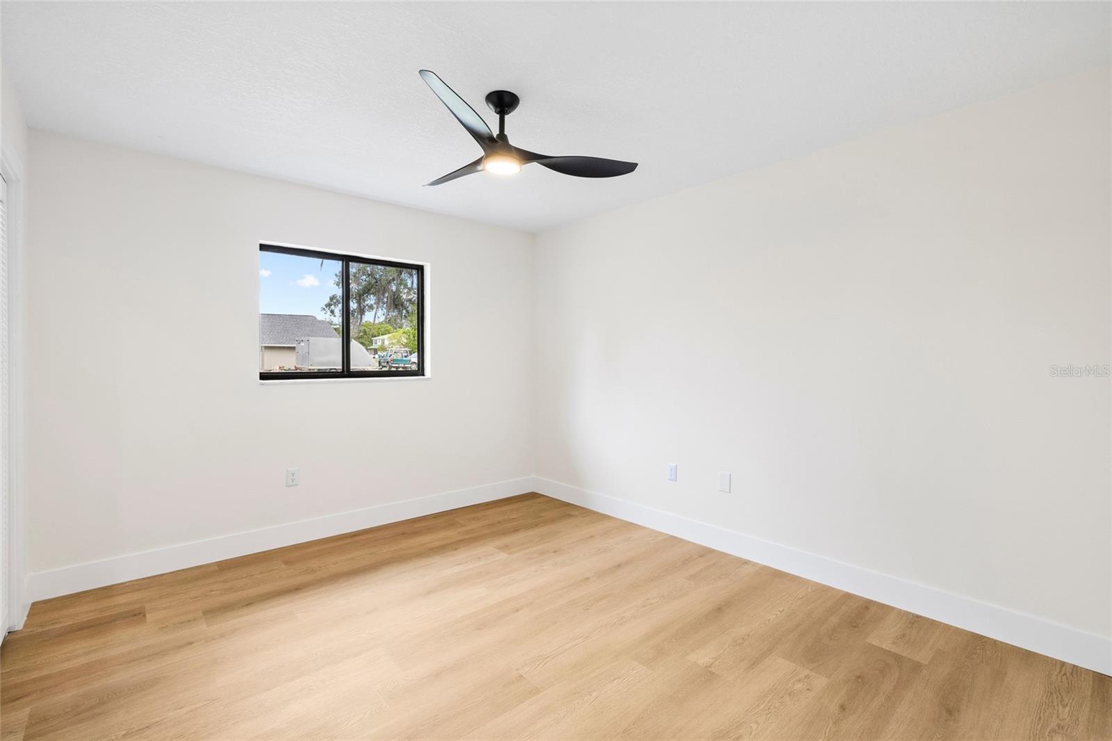 Image 26 of 51 For 13269 Don Loop