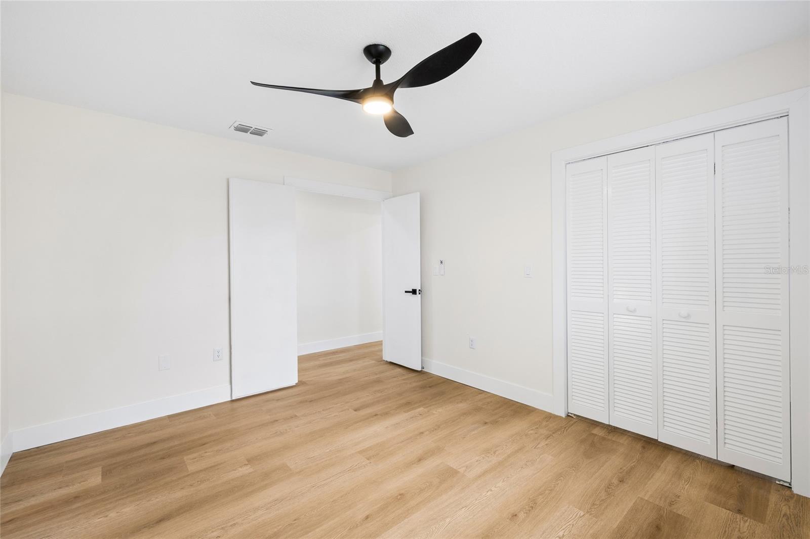 Image 27 of 51 For 13269 Don Loop