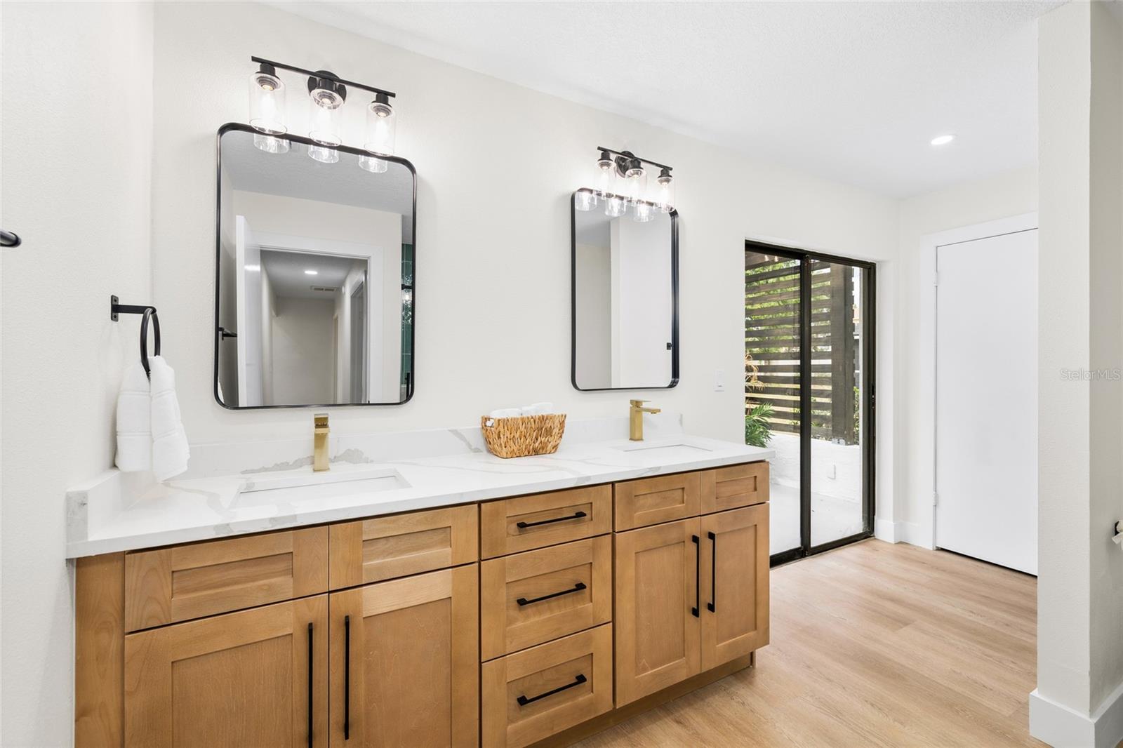 Image 28 of 51 For 13269 Don Loop