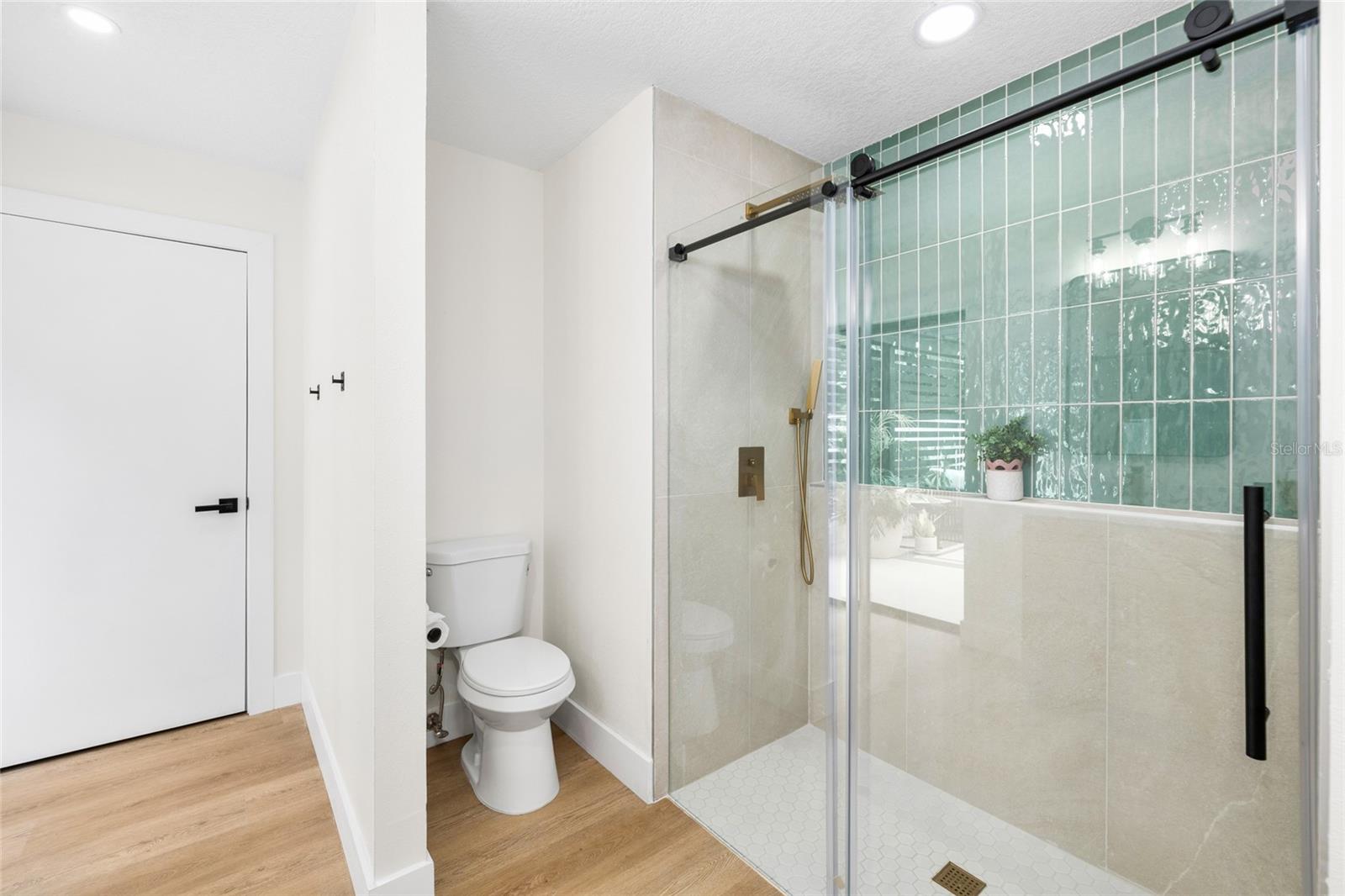 Image 29 of 51 For 13269 Don Loop