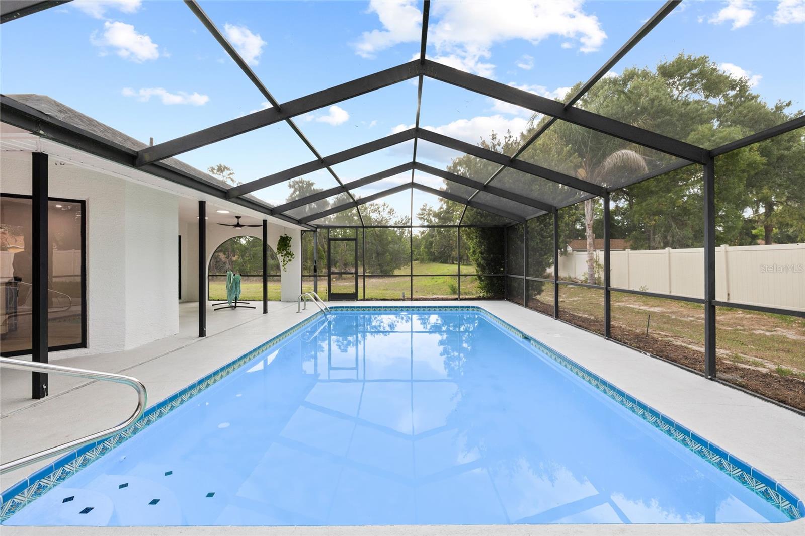 Image 32 of 51 For 13269 Don Loop