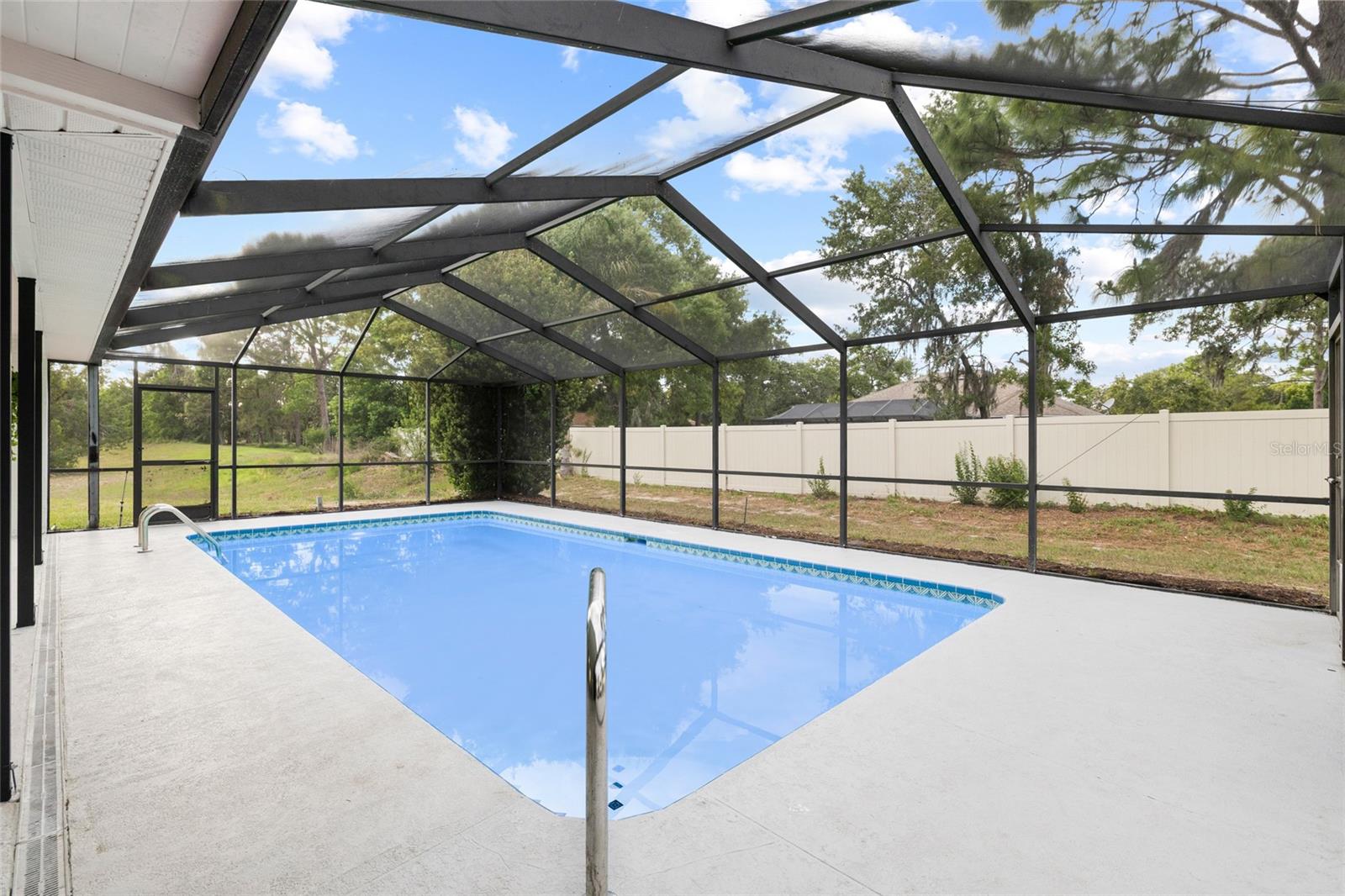 Image 33 of 51 For 13269 Don Loop