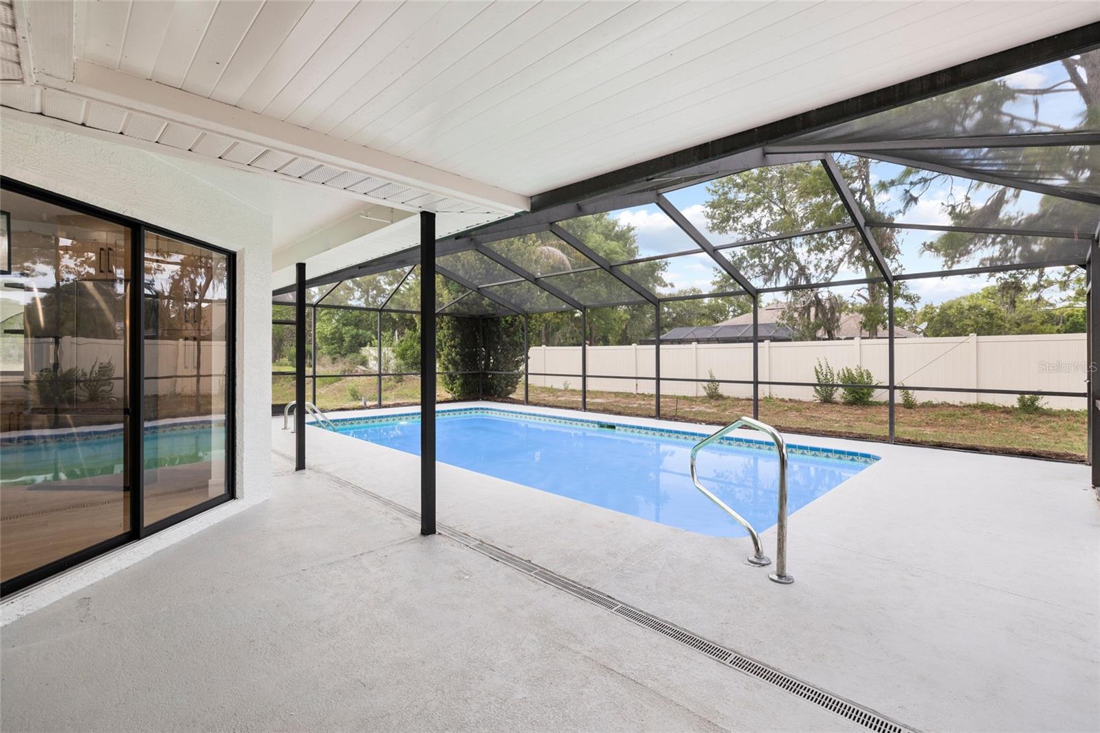 Image 34 of 51 For 13269 Don Loop