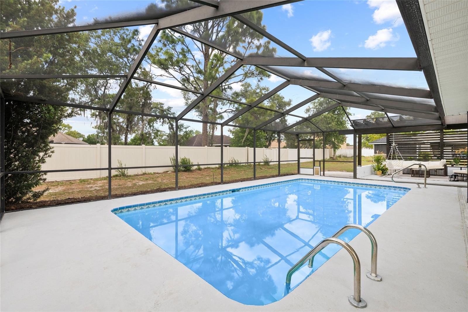 Image 37 of 51 For 13269 Don Loop