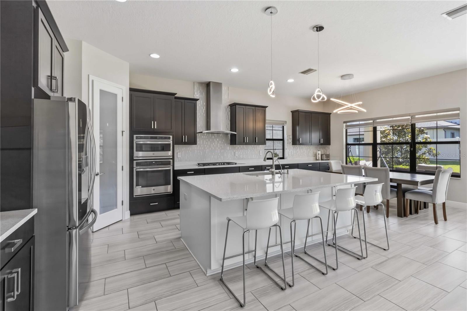 Image 4 of 47 For 805 Viscount Street