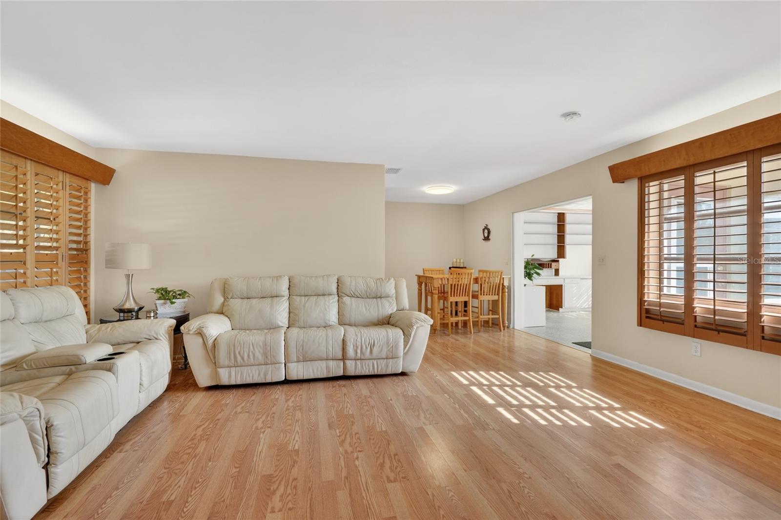 Image 2 of 38 For 1610 Valencia Drive W