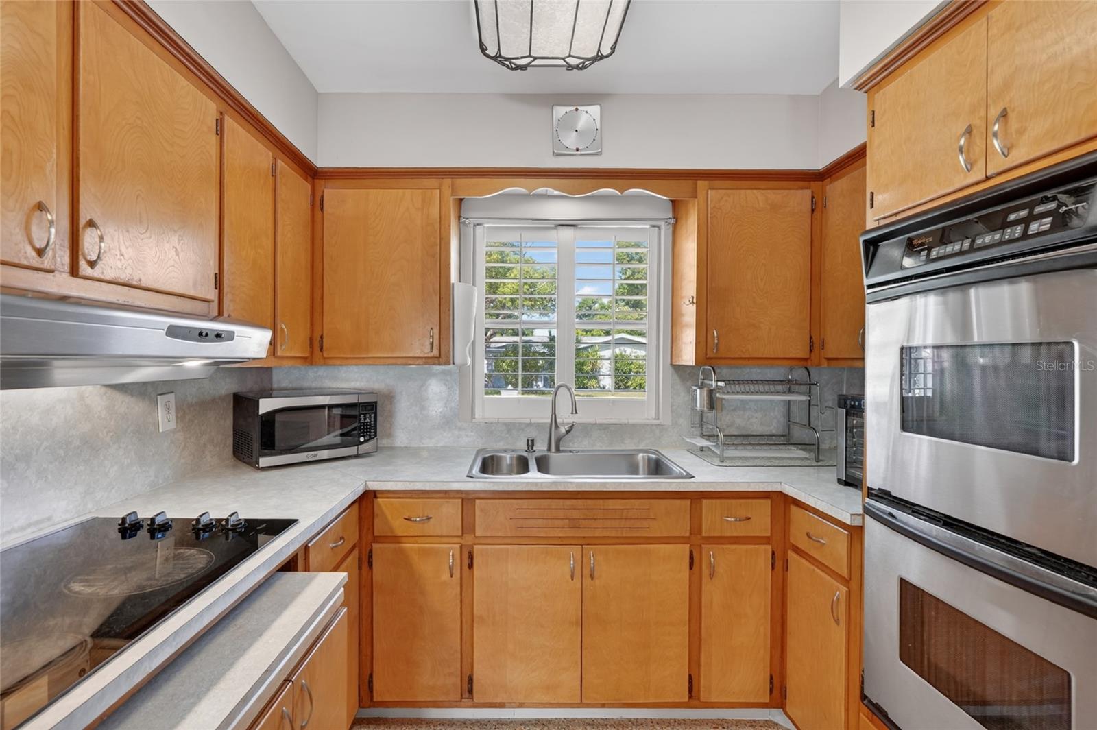 Image 3 of 38 For 1610 Valencia Drive W