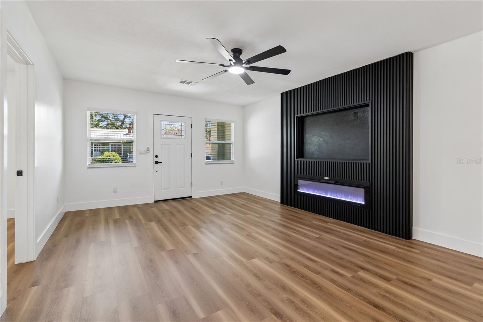 Image 11 of 74 For 106 E Fern St