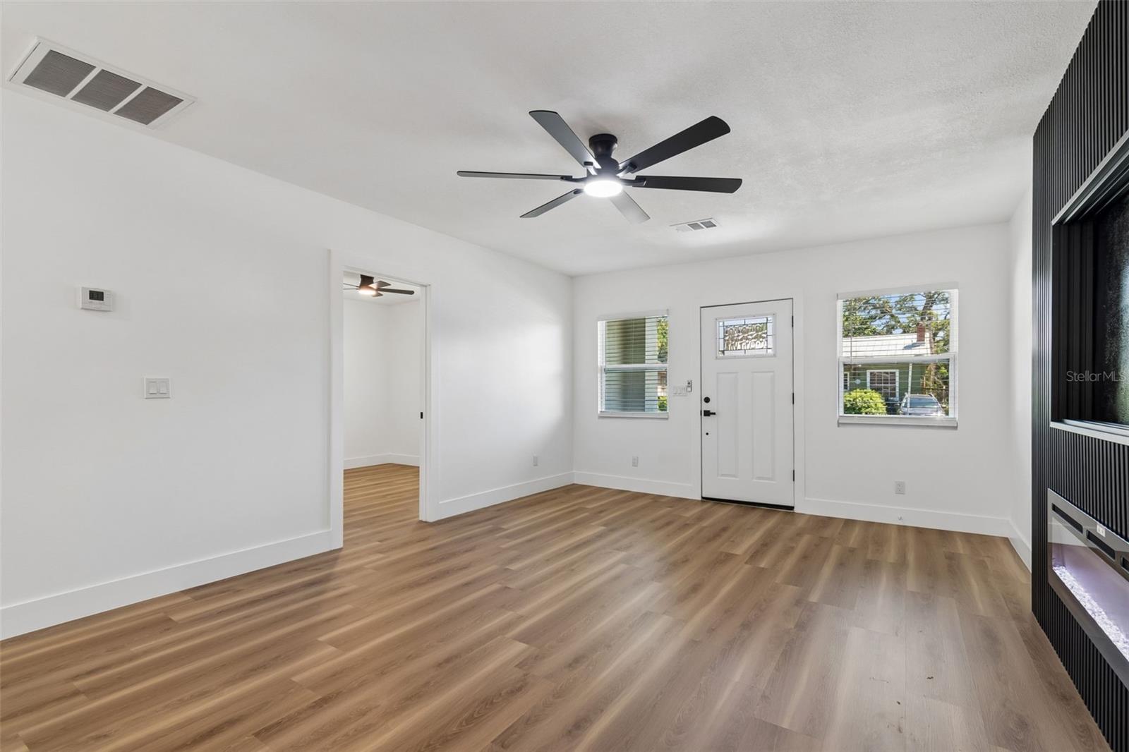 Image 12 of 74 For 106 E Fern St