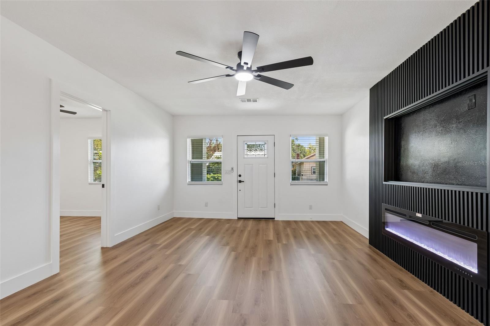 Image 13 of 74 For 106 E Fern St