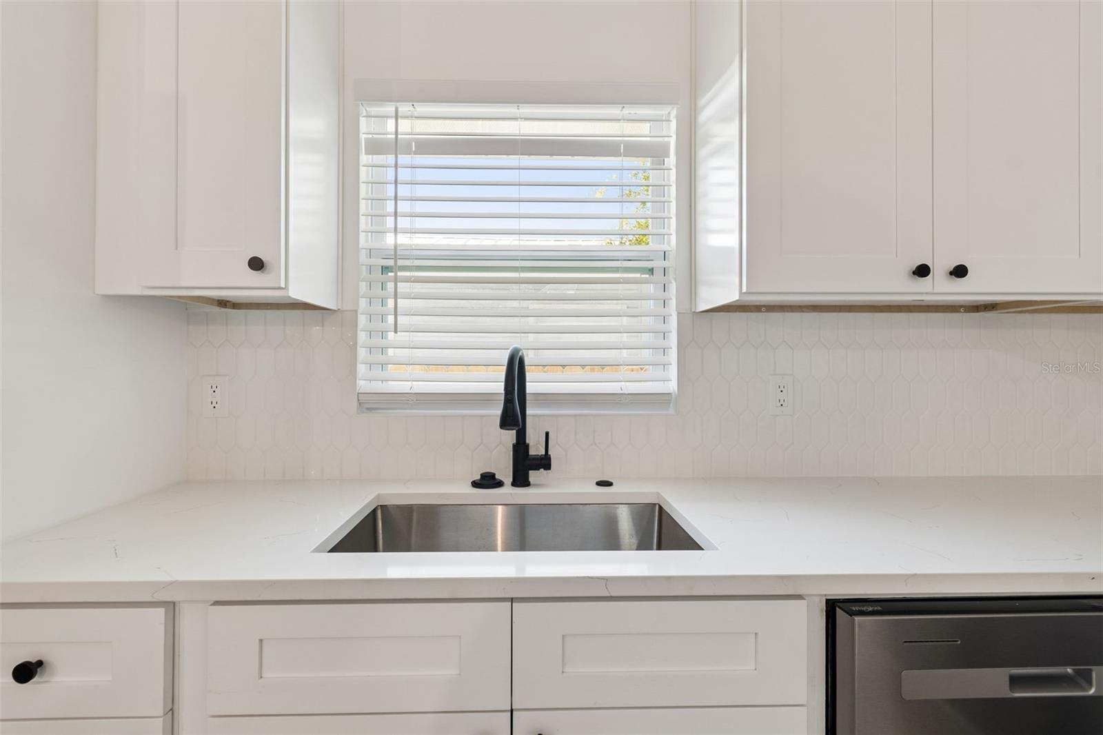 Image 23 of 74 For 106 E Fern St