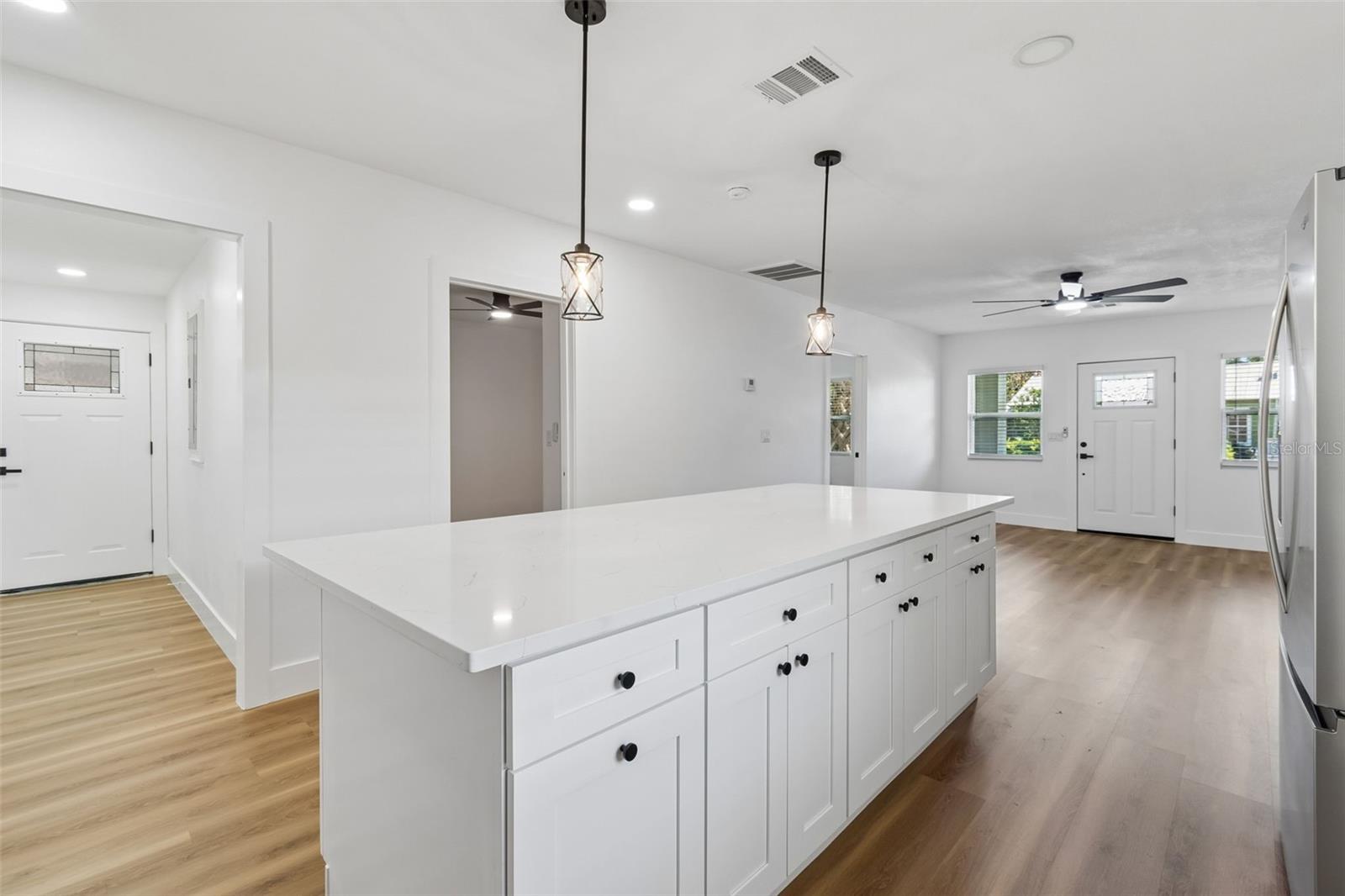 Image 24 of 74 For 106 E Fern St