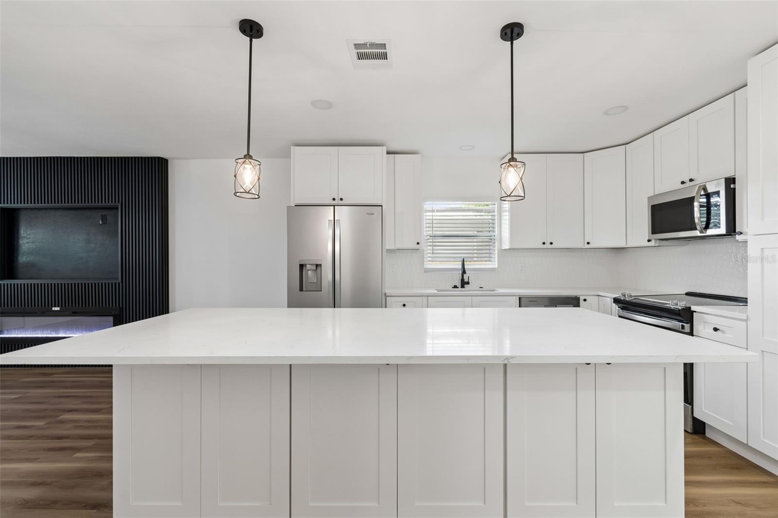 Image 28 of 74 For 106 E Fern St