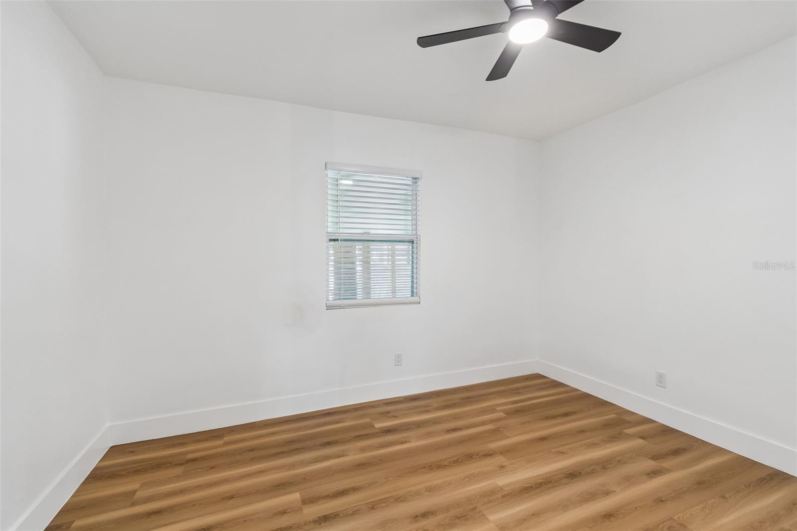 Image 29 of 74 For 106 E Fern St