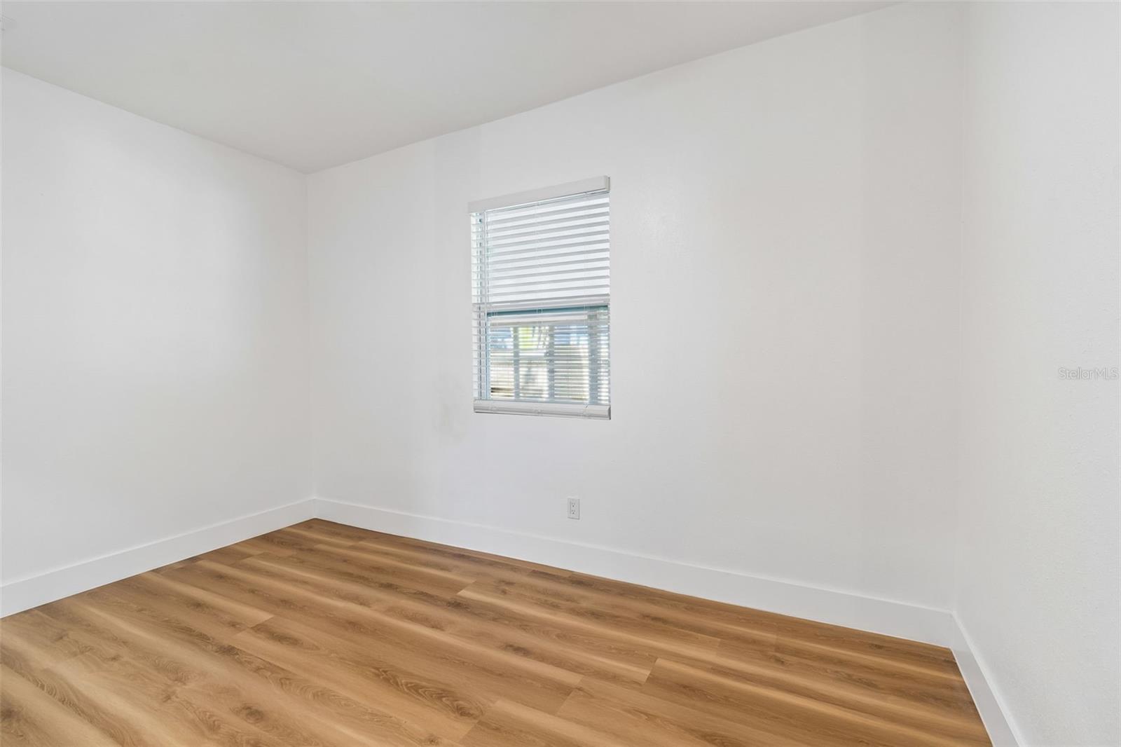 Image 32 of 74 For 106 E Fern St