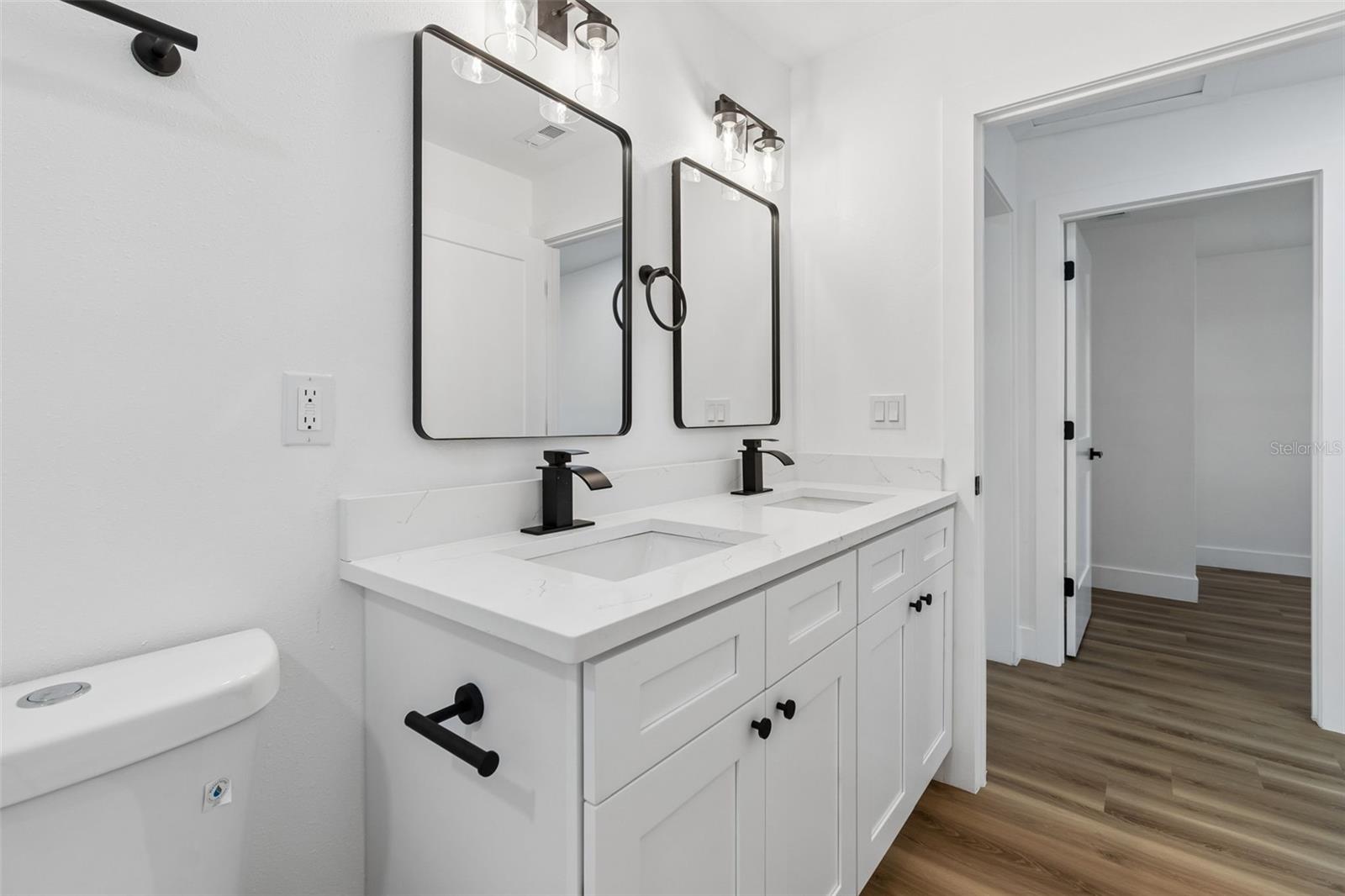 Image 43 of 74 For 106 E Fern St