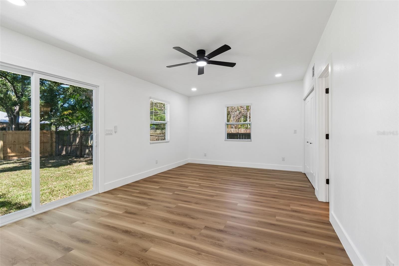 Image 45 of 74 For 106 E Fern St