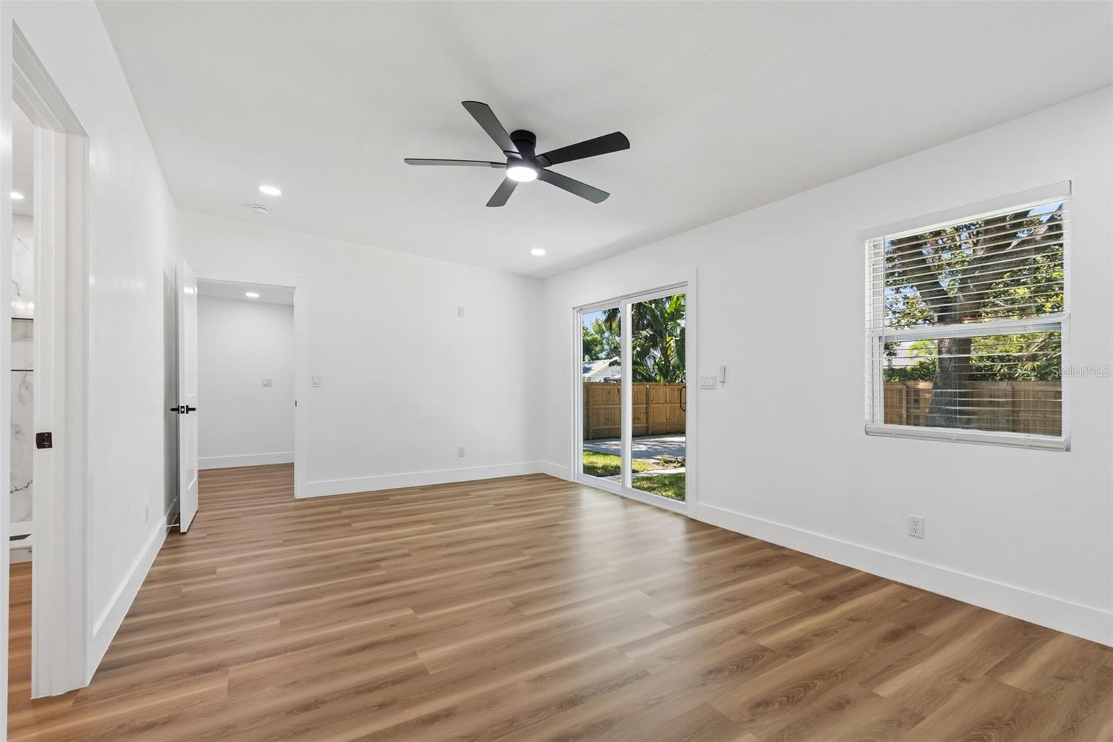 Image 49 of 74 For 106 E Fern St