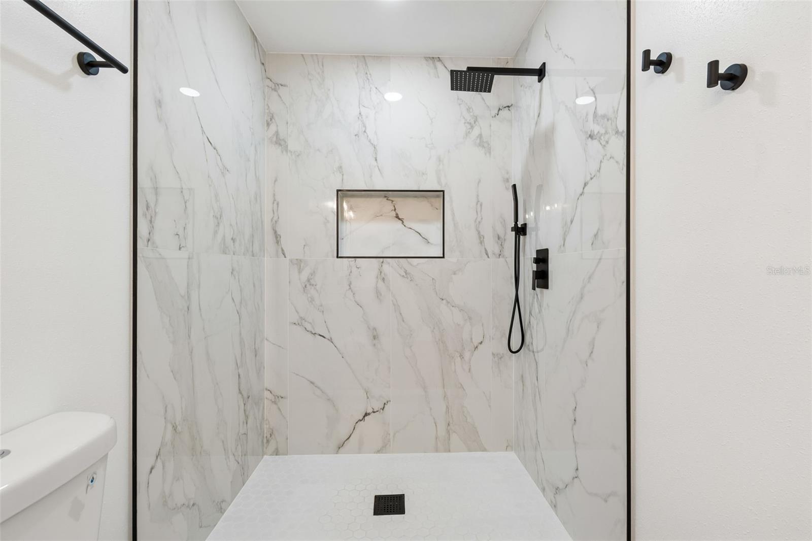 Image 52 of 74 For 106 E Fern St