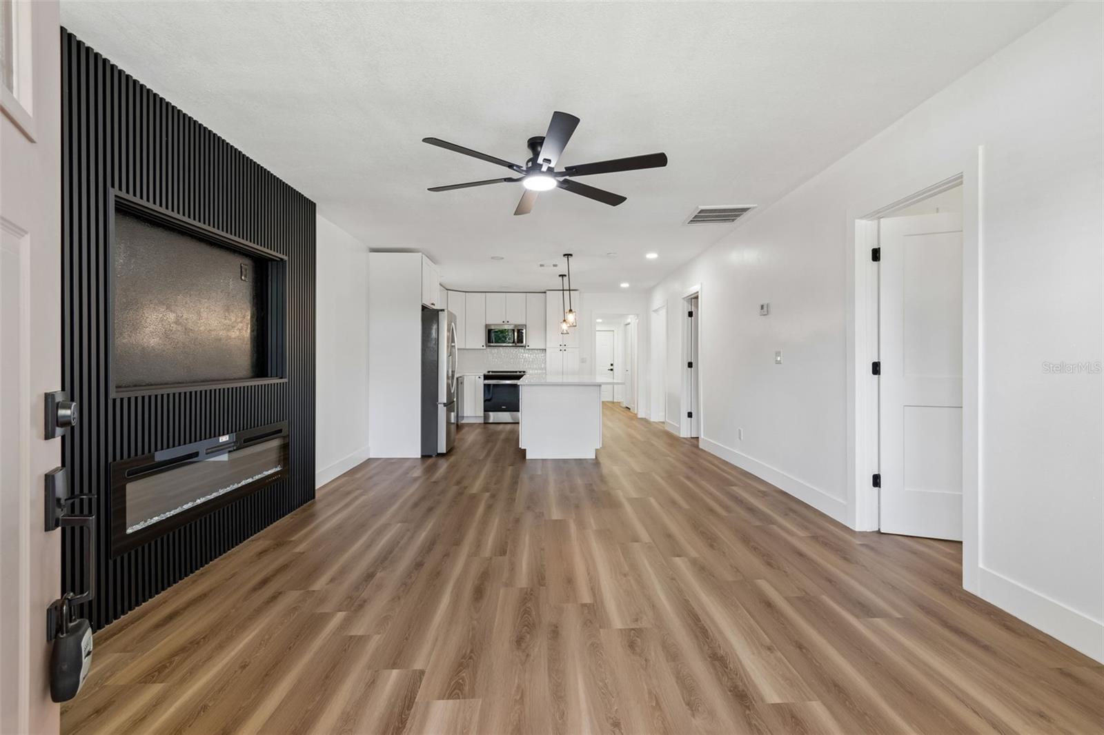 Image 6 of 74 For 106 E Fern St