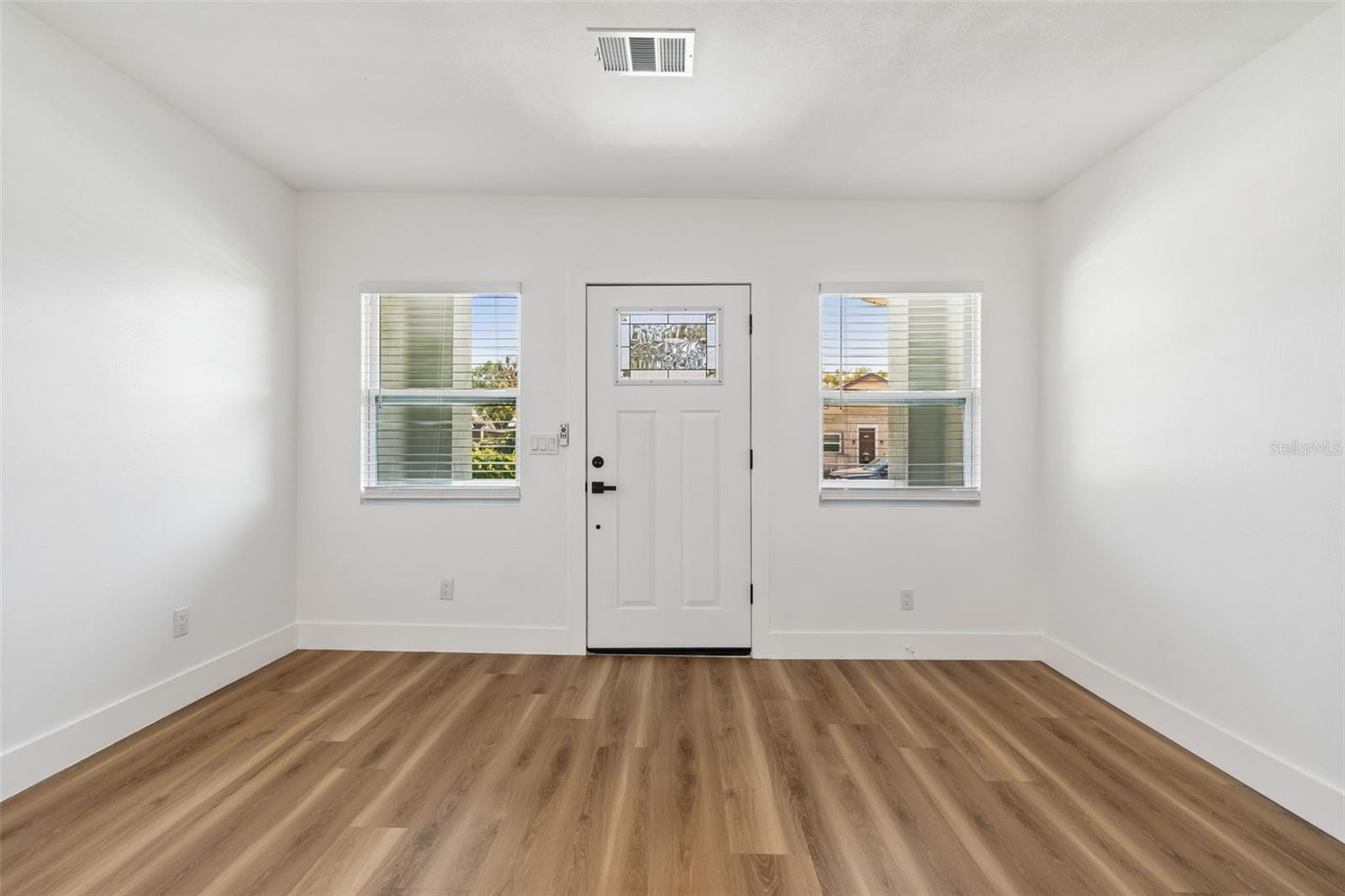 Image 7 of 74 For 106 E Fern St