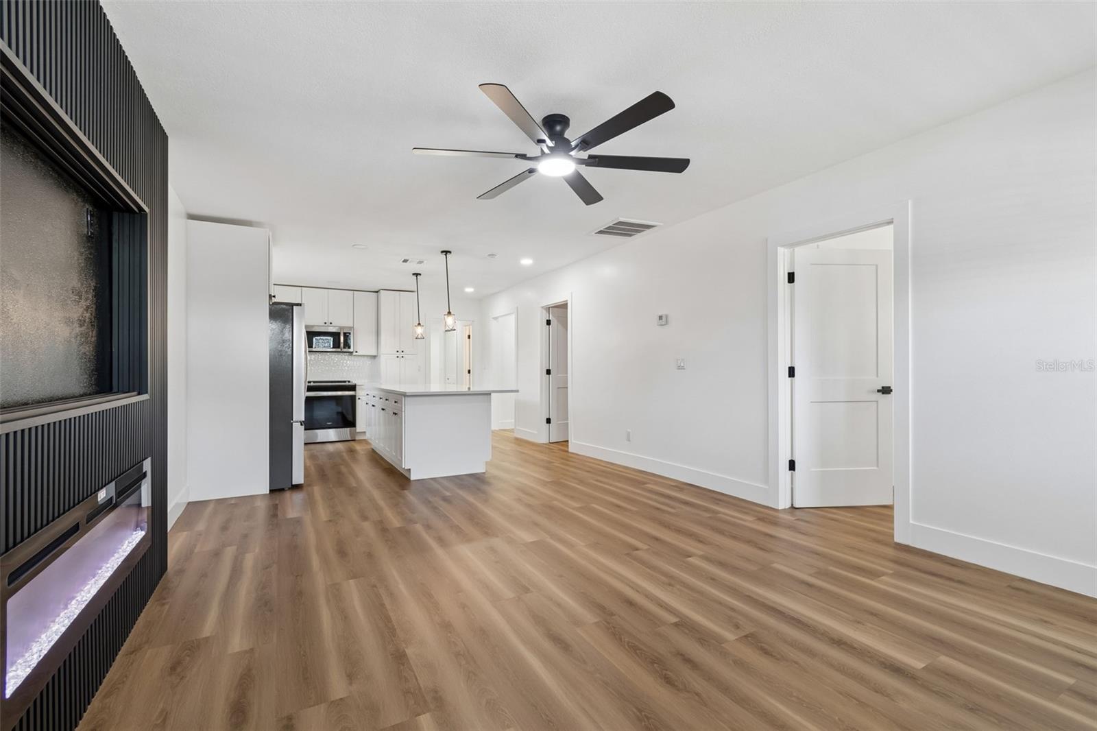 Image 8 of 74 For 106 E Fern St