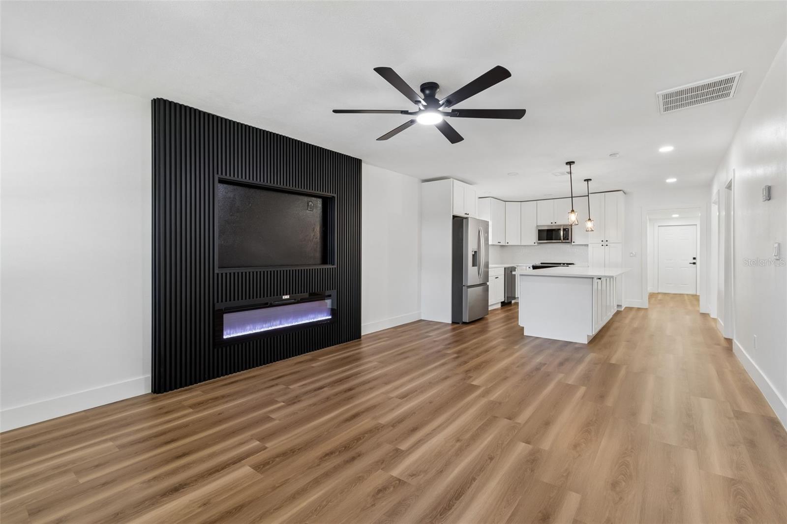 Image 9 of 74 For 106 E Fern St