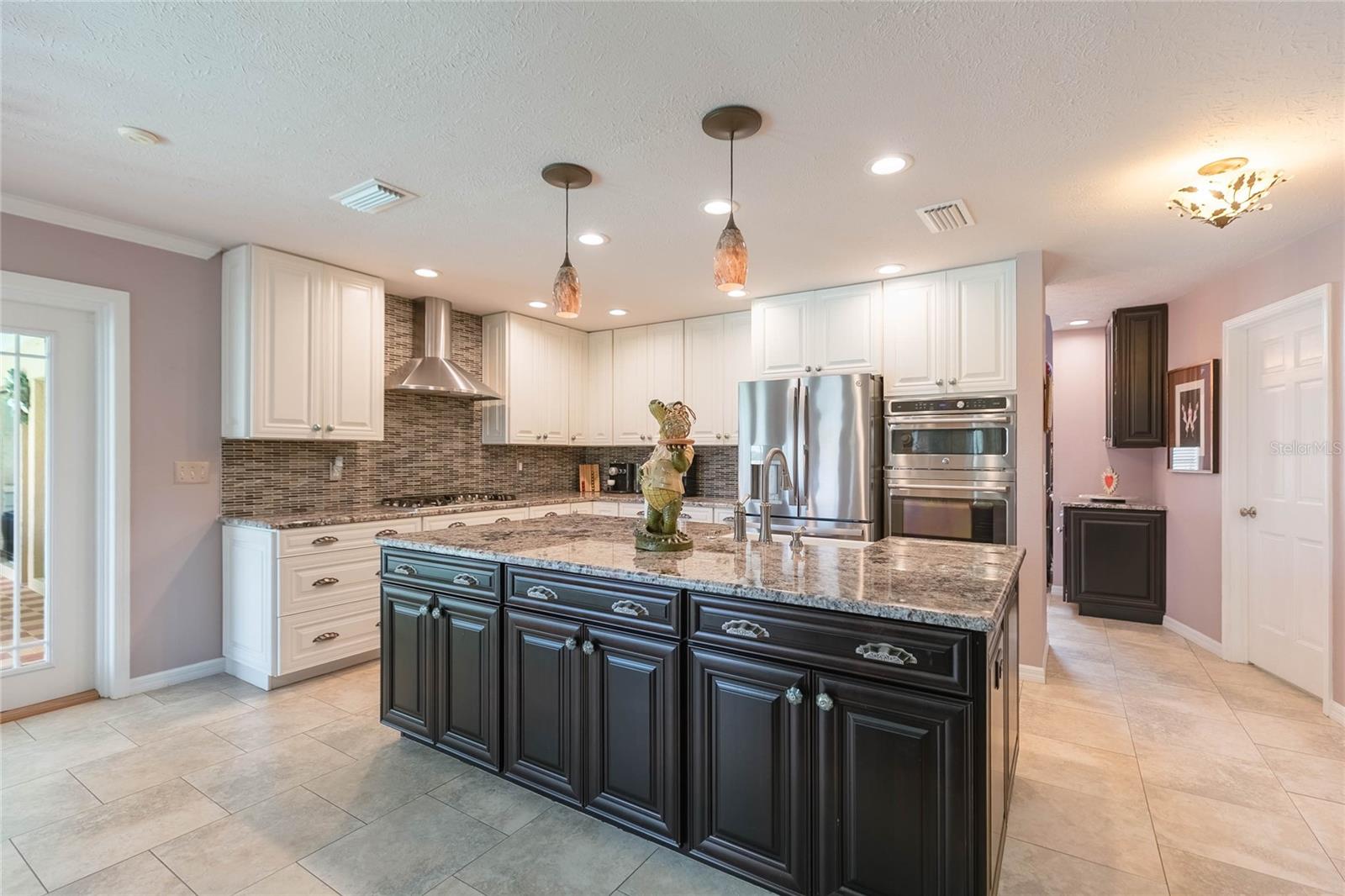 Listing photo id 10 for 6602 Seabird Way