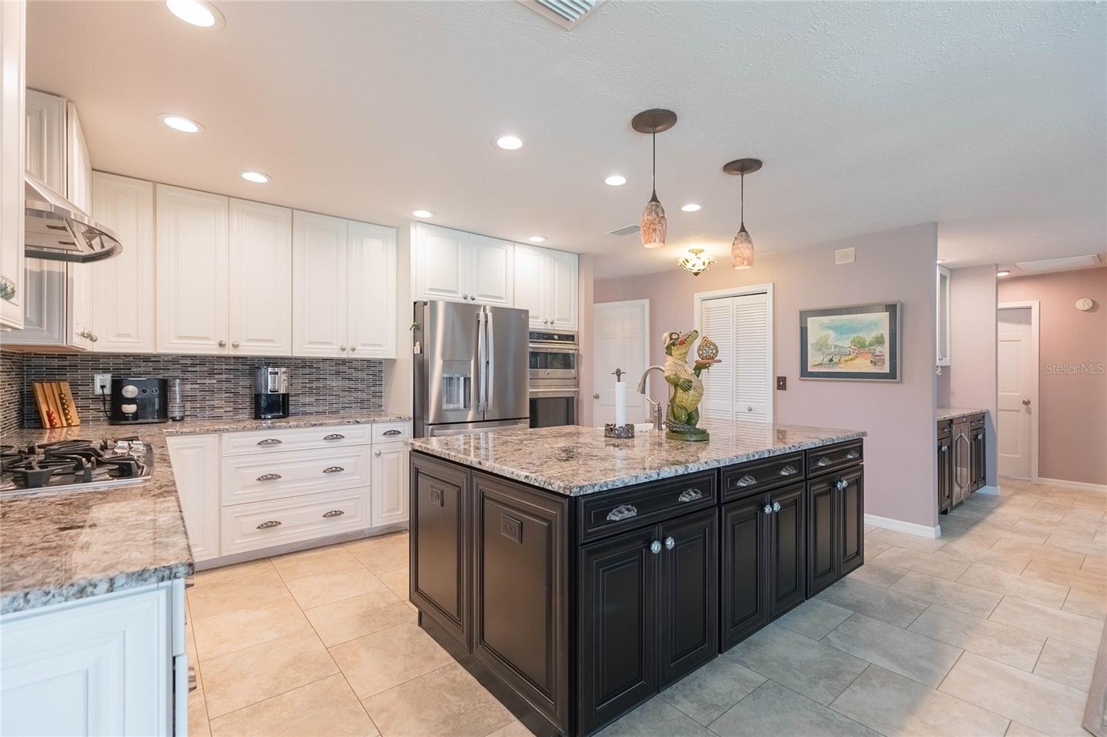 Listing photo id 11 for 6602 Seabird Way