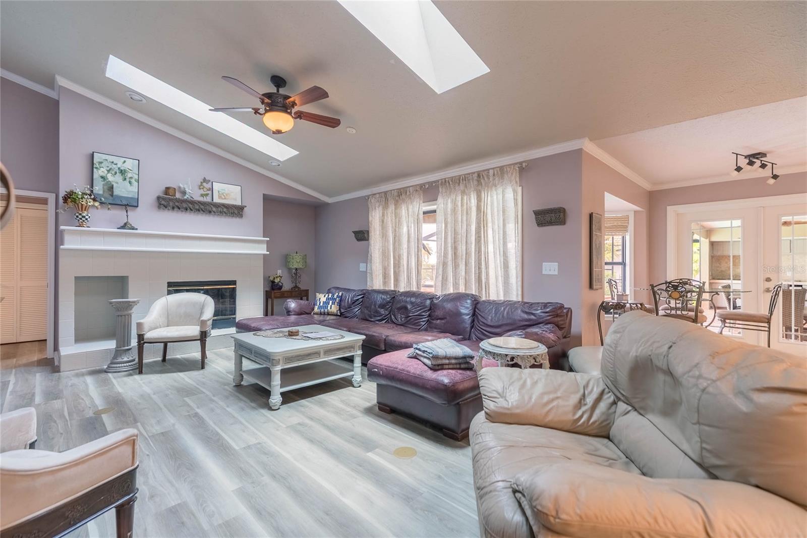 Listing photo id 13 for 6602 Seabird Way