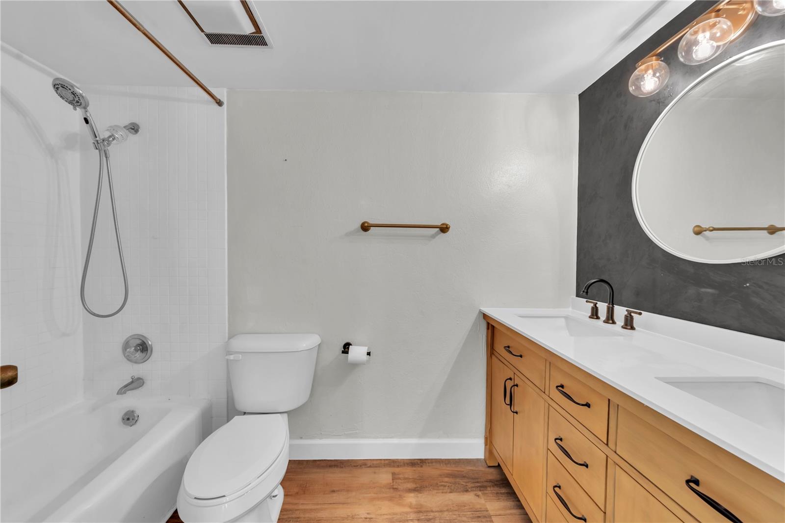 Image 16 of 42 For 4114 Pinelake Lane 202