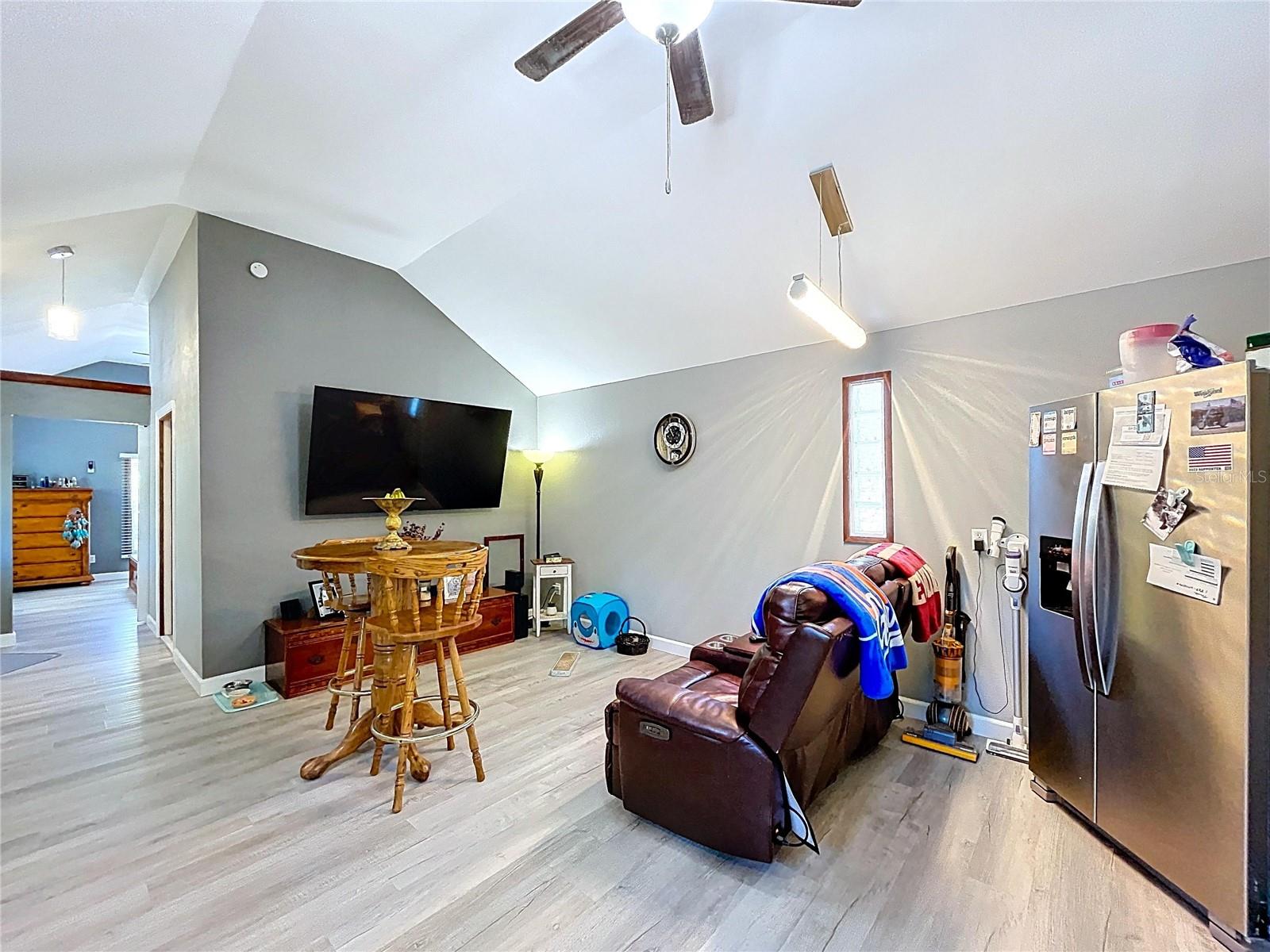 Image 11 of 29 For 10388 Suncoast Boulevard