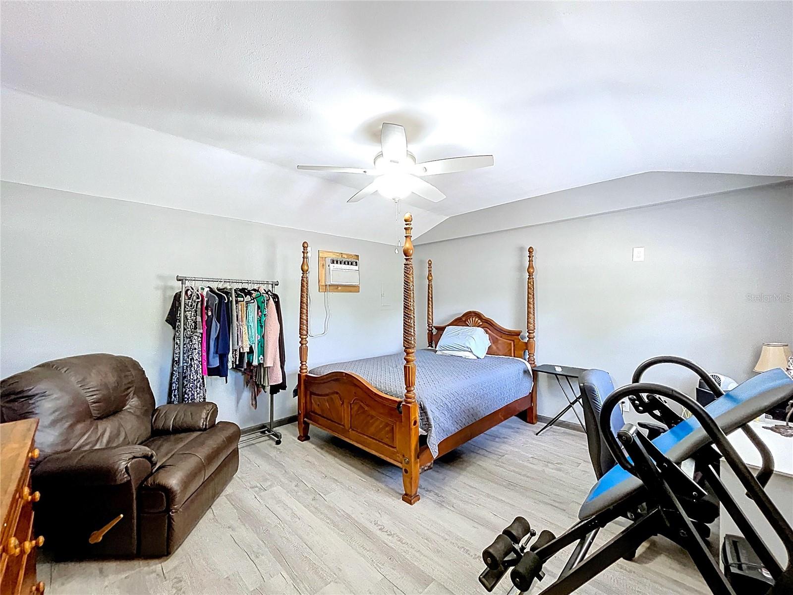 Image 23 of 29 For 10388 Suncoast Boulevard
