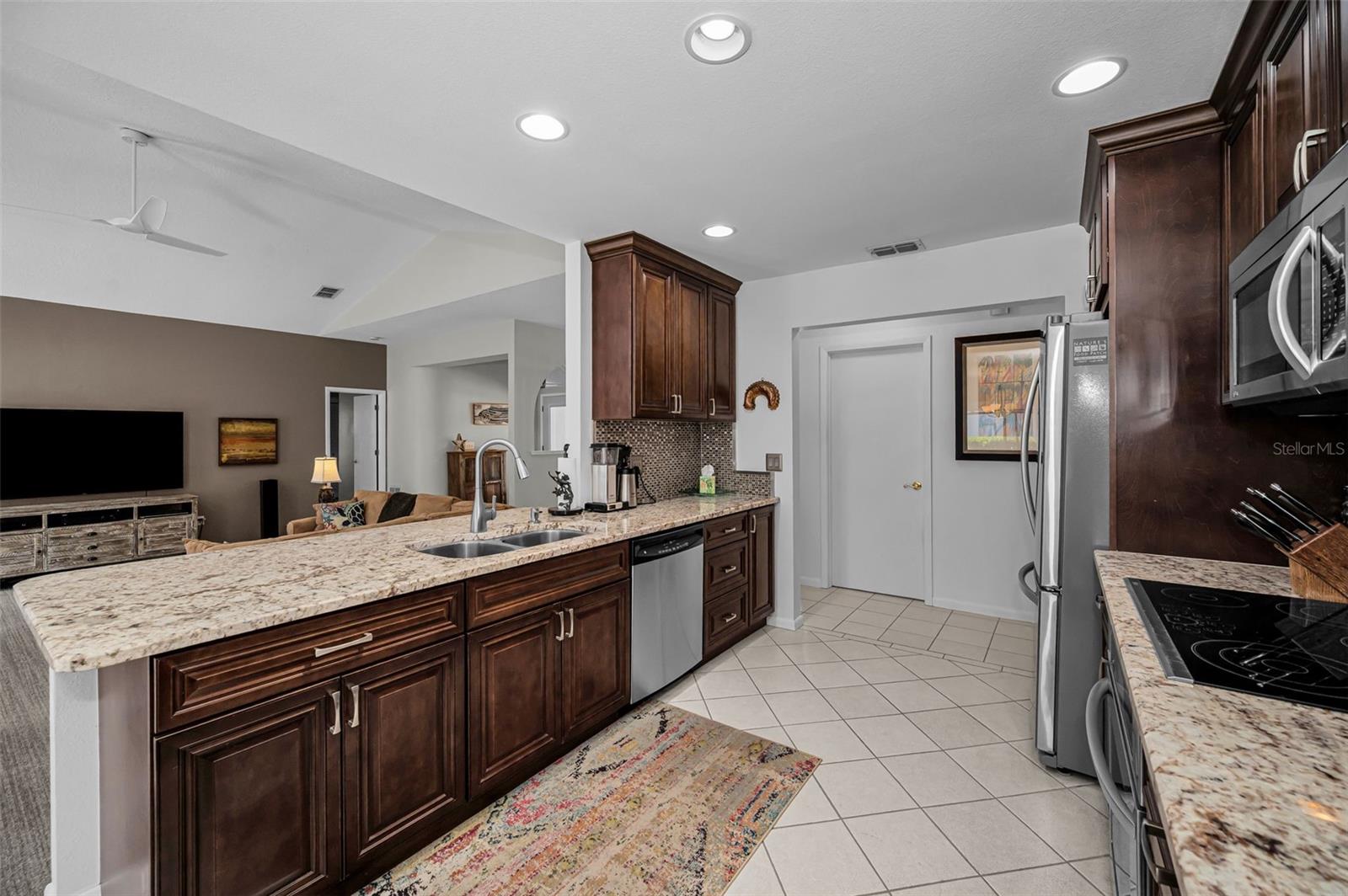 Image 35 of 94 For 2814 Jarvis Circle