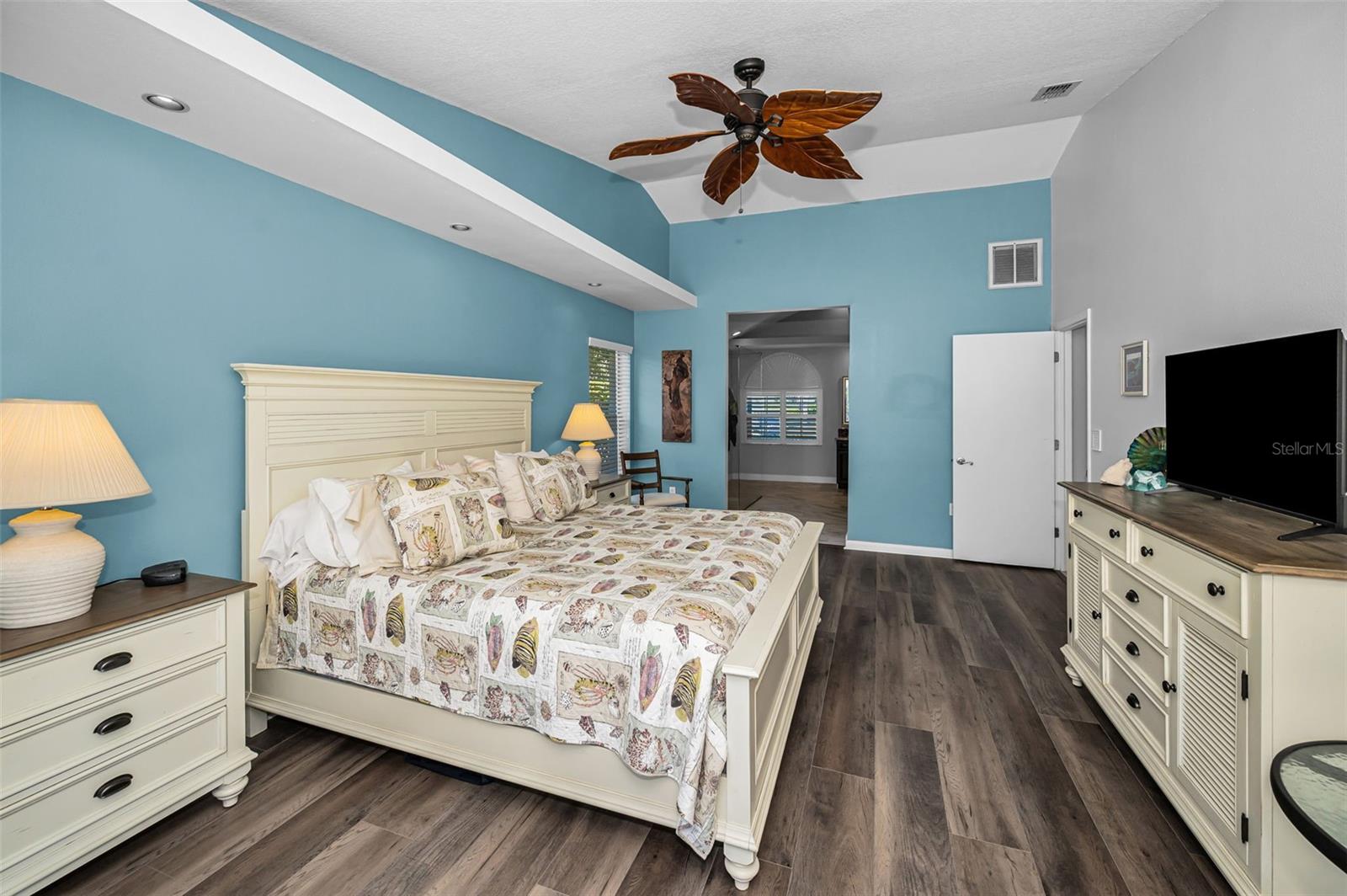 Image 43 of 94 For 2814 Jarvis Circle