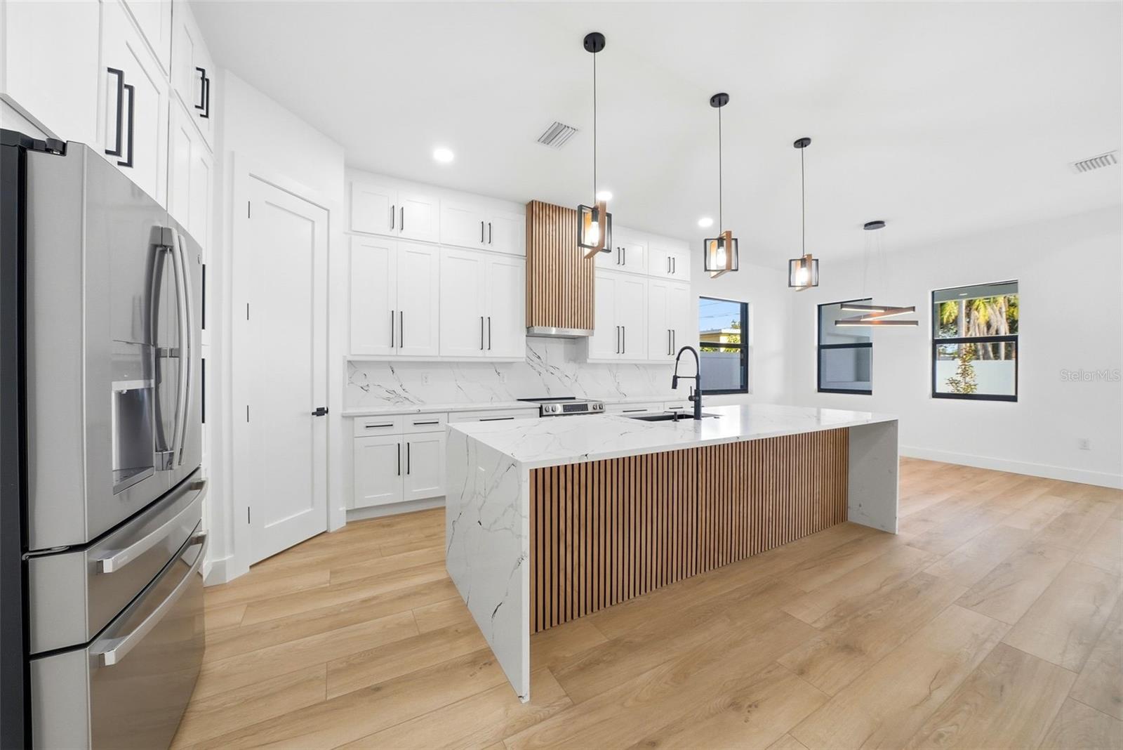 Image 19 of 54 For 3325 55 Avenue N